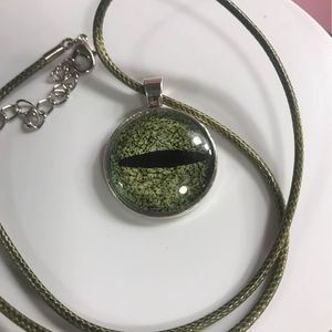 Green eye pendant necklace